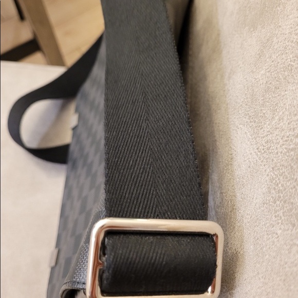 Louis Vuitton District NM Messenger Bag Graphite - Picture 3 of 4